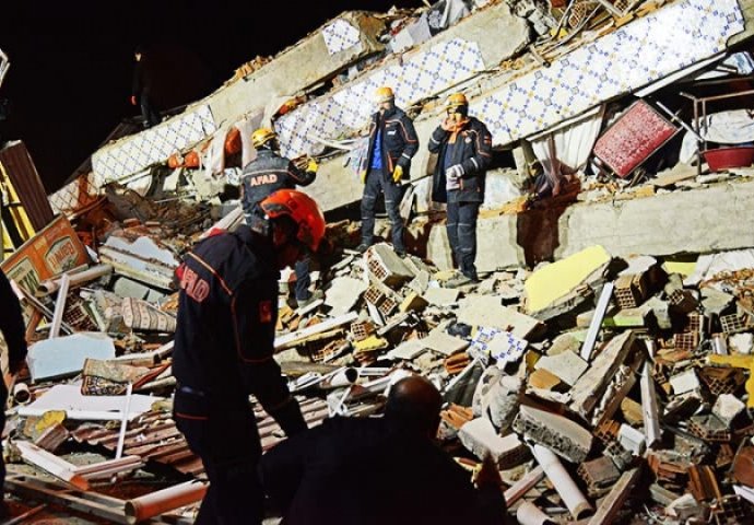 PRIZORI SU ZASTRAŠUJUĆI Najmanje 18 poginulih u zemljotresu u Turskoj: Traga se za još minimalno 30 osoba