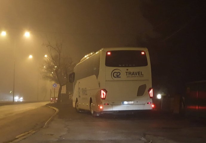 IMA LI RAZLOGA ZA PANIKU? Autobus s Kinezima iz Vuhana stigao u Sarajevo: Posjetili su ovaj restoran na Dobrinji