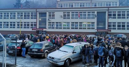 Protest ispred škole zbog fotografija sa četničkim obilježjima: Potpisali smo listu zahtjeva!