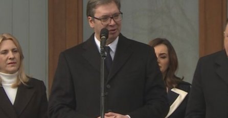 VUČIĆ DOŠAO U BIH I SVRATIO KOD ZAIMA NA PITU: Probao sirnicu, zeljanicu i krompirušu, SLIKE OBILAZE REGION, USLIKAO SE I SA DVIJE DAME
