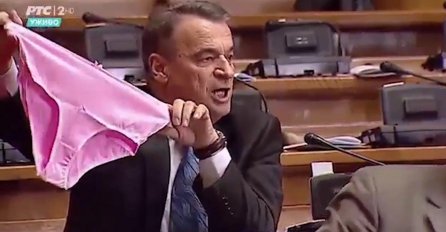 NEVIĐENI CIRKUS U SKUPŠTINI SRBIJE Ministarki poklonili velike roze pamučne gaćice na tufne 