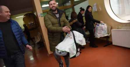 SIN HALIDA MUSLIMOVIĆA IZVEO SUPRUGU IZ PORODILIŠTA: Halid se odmah uslikao sa UNUKOM, evo koje su mu ime dali, IZNENAĐENJE!