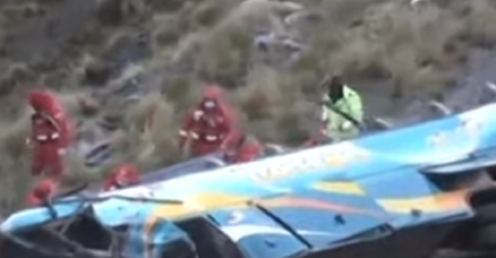 STRAVIČNA NESREĆA, AUTOBUS SLETIO U PROVALIJU, POGINULO 14 LJUDI: Velik broj povijeđenih, ODJEKUJU JAUCI!