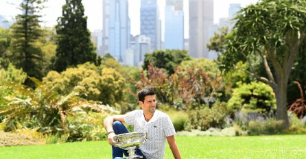 NOVAK PROŠETAO PEHAR PO MELBURNU, A ONDA JE UGLEDAO NJIH KAKO MU PRILAZE: Okupirali su ga i tražili samo jedno, OBJAVLJENA SLIKA (FOTO) 