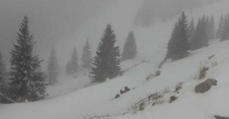 STIŽE JOŠ POLA METRA SNIJEGA! Jaki udari vjetra i SMETOVI PRAVE HAOS: Padavine ne prestaju od jučer, a evo šta kažu meteorlozi