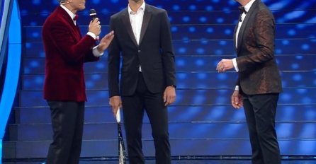 ZOVITE SAŠU POPOVIĆA, NOVAK ĐOKOVIĆ UZEO MIKROFON I ZAPJEVAO VEOMA TEŠKU PJESMU: Kad su čuli kako pjeva, cijela sala ZANIJEMILA (VIDEO)