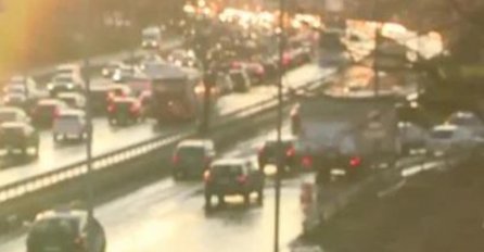 APOKALIPTIČNE SCENE U BEOGRADU, POTPUNI KOLAPS SAOBRAĆAJA: Pink javlja da je sve poplavljeno