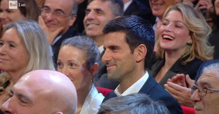 DOK JE NOVAK PJEVAO NA SCENI, SVI SU POGLEDALI U JELENU, SJEDILA JE U PUBLICI BEZ TRUNKE ŠMINKE, A ČEKAJTE DA JOJ VIDITE KOSU: Internet se usijao (FOTO)