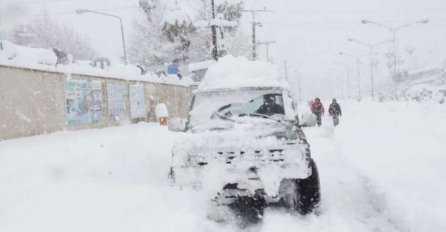 SNIJEG PARALISAO REGION, LJUDI ODSJEČENI OD SVIJETA, IMA MRTVIH, A EVO ŠTA ĆE VEČERAS BITI: Oglasili se meteorolozi, ima li razloga za paniku? 