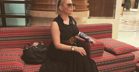 DEA ĐURĐEVIĆ SE SKINULA NA PLAŽI, SVI GLEDAJU U NJENU RANU NA NOZI, EVO KAKO IZGLEDA:Nakon životne drame konačno pronašla vremena za odmor! 