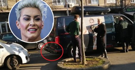 DOMAĆA PJEVAČICA U CENTRU GRADA DOŽIVJELA STRAVIČAN UDES, OBJAVLJENE SLIKE S MJESTA NESREĆE: Evo u kakvom je stanju, AUTO SE ZAKUCAO U NJEN KOMBI