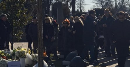 JUTROS RANO DOŠLI NA GROB ŠABANA ŠAULIĆA, EVO ŠTA SU ZATEKLI: Odjekuju jecaji udovice Goce, SRCE JOJ JE PREPUKLO! 