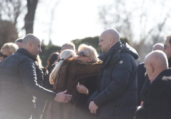 ILDA ŠAULIĆ NA GROBU NJENOG OCA NIJE MOGLA DA ZAUSTAVI SUZE, A SAD SE OGLASILA NJENA MAJKA GOCA: Potresna poruka odijeknula Srbijom!