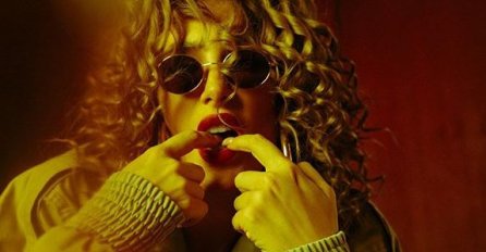 SENIDAH PROMIJENILA IZGLED, OFARBALA SE U SMEĐE, ODREZALA KRATKE ŠIŠKE I ISPEGLALA KOSU: Niko ne može da prepozna pjevačicu,  NE LIČI NA SEBE!