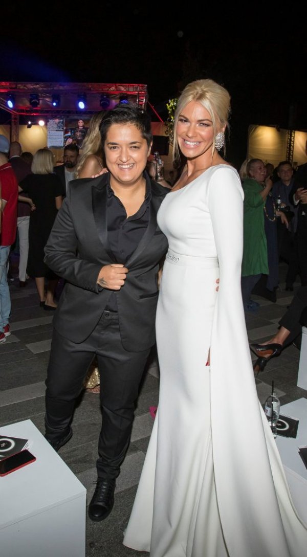 hello2018-u3a5770-1-564x1024