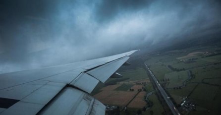 UGROŽENI ŽIVOTI PUTNIKA, ČUJU SE VRISCI I MOLITVE, ISPLIVAO HOROR SNIMAK IZ AVIONA! Oluja baca avion kao da je od papira, poznato šta se desilo!