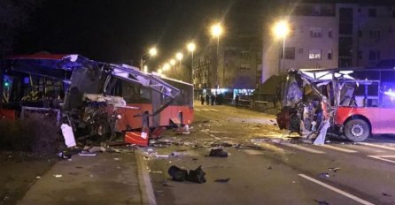 ZASTRAŠUJUĆI PRIZORI IZ SRBIJE: U stravičnom sudaru autobusa i putničkog vozila ima poginulih, vozač bježao sa lica mjesta... (FOTO)