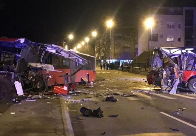 ZASTRAŠUJUĆI PRIZORI IZ SRBIJE: U stravičnom sudaru autobusa i putničkog vozila ima poginulih, vozač bježao sa lica mjesta... (FOTO)
