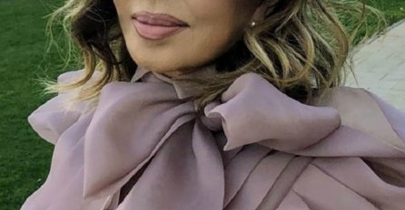 UDAJE SE NEDA UKRADEN, POGLEDAJTE NJENU VJENČANICU: Pjevačica blista u sedmoj deceniji, 1 DETALJ SVIMA PARA OČI (FOTO)