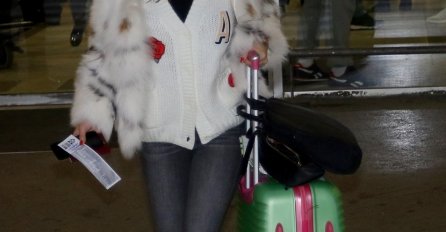 SA TEZGI SE VRAĆA PUNOG NOVČANIKA: Ova pjevačica je jedna od najzaposlenijih Zvezda Granda, prepoznajete li je bez trunke šminke? 