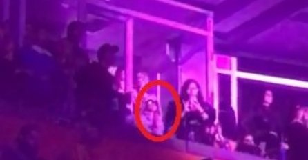 PA OVO JE HIT, KARLEUŠA SNIMLJENA NA KONCERTU U NEZGODNOM MOMENTU, SMJESTILA SE I URADILA OVO: Fanovi u šoku, ŠTA JOJ BI?? 