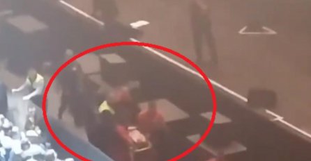 ŠOK, PJEVAČ PAO SA BINE I OSTAO U KOLICIMA:  Uznemirujući SNIMAK PADA, nose ga na NOSILIMA, DRAMA! (VIDEO)
