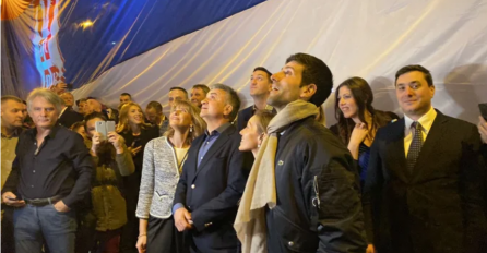 VELIKA FEŠTA KOD ĐOKOVIĆA, GORI BEOGRAD: Vatromet i pucnjevi na sve strane, NOVAK ZAGRLIO JELENU I NE PUŠTA JE (VIDEO)