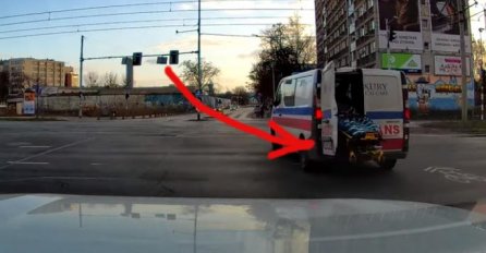 UŽAS NA ULICI, ZABORAVILI DA ZATVORE VRATA HITNE POMOĆI, PA NALETJELI NA RUPU: Evo šta se desilo, SVE SNIMLJENO (VIDEO)