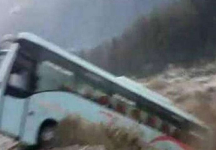TRAGEDIJA, IMA MRTVIH: Autobus sletio u rijeku, poznat uzrok stravične nesreće