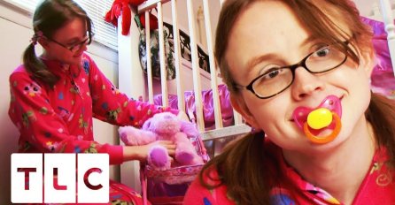 DJEVOJKA (25) ŽIVI KAO BEBA: Spava u krevetiću za bebe, promijeni vlastitu pelenu, igra se s igračkama, A ONDA ODRADI POSAO (FOTO)