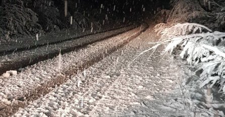 SNIJEG PRAVI  HAOS NA CESTI, AUTOMOBILI SE JEDVA KREĆU: Izdato upozorenje! EVO GDJE JE NAJGORE