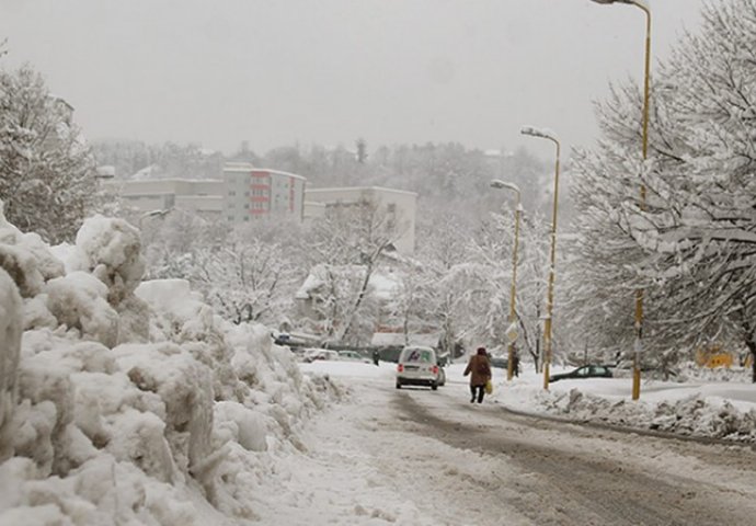 STANJE NA PUTEVIMA: Ugaženi snijeg na kolovozima u višim predjelima Bosne