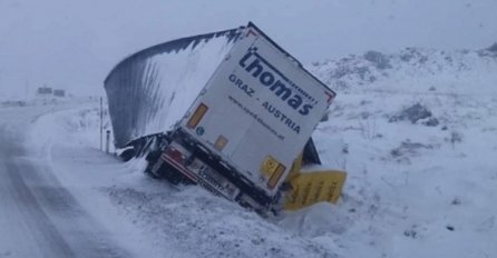 Vozač povrijeđen u slijetanju kamiona