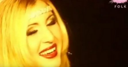 PREPOZNAJETE LI FOLK PJEVAČICU SA FOTOGRAFIJE?! HARALA je devedesetih, a onda se povukla sa scene! KO JE ONA?