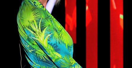 JELENA KARLEUŠA SE OVAKO OBUČENA POJAVILA NA SNIMANJU ZVEZDE GRANDA: Kad se okrenula SVE POKAZALA, DEKOLTE DO PUPKA,  Saša Popović i publika u šoku!