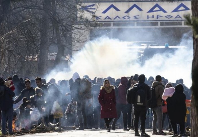 Grčka granična policija suzavcem i zvučnim bombama rastjerivala migrante