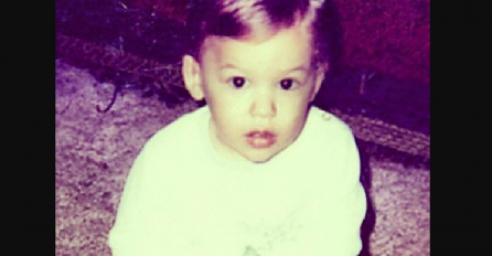 DJEVOJČICA NA SLICI JE POZNATA SRPSKA PJEVAČICA, NIKAD NEĆETE POGODIT KO JE U PITANJU: Ličila je na dječaka, a danas je PREZGODNA