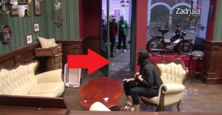 STAKLO SVUDA OKO NJE - UŽASAN PRIZOR! Lomio sve kada ju je vidio sa DRUGIM U KREVETU! Nastao neviđeni HAOS (VIDEO)