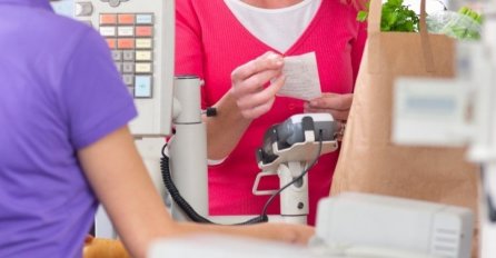 "Ja na kasi sa mužem u jednom marketu"