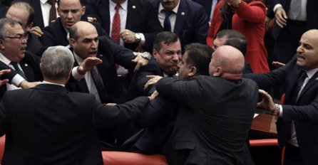 Opća tučnjava u turskom parlamentu zbog Erdogana i pogibije turskih vojnika u Siriji (VIDEO)