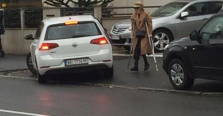 IZAŠLA JE IZ KUĆE NA DEDINJU I JEDVA SE KREĆE, NOGE JOJ SE ODUZELE I MORA DA KORISTI ŠTAKE: Prolaznici šokirani KAD SU VIDJELI KO JE ONA!