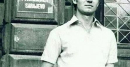 PREPOZNAJETE LI OVOG POLITIČARA SA SLIKE? PRAVI DAR-MAR U SRBIJI: Na slici pozira sa diplomom ispred fakulteta u Sarajevu, KO JE ON?