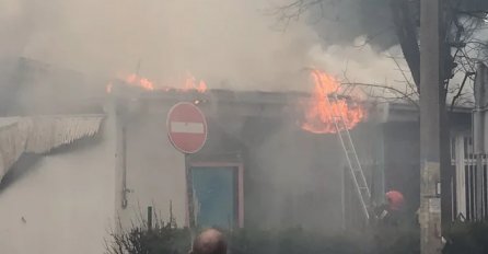 GUST DIM PREKRIO SVE, NAROD U PANICI ISTRČAO,  POŽAR ZAHVATIO CIJELU ZGRADU: Jezive scene na licu mjesta (FOTO) 