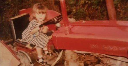 NEKADA U TRAKTORU, A DANAS SAMO U SKUPOCJENIM AUTOMOBILIMA: Prepoznajete li SRPSKU PJEVAČICU SA SLIKE?