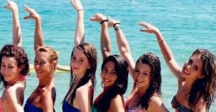 DJEVOJKE SU SE SLIKALE NA PLAŽI, ali nisu imale pojma ŠTA SE DOGAĐA U POZADINI: Sad im se svi smiju, VIDITE LI? (FOTO)
