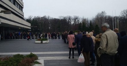 HAOS ISPRED BOLNICE U SRBIJI, HILJADE LJUDI ČEKA ČEKA PREGLED: Svima se uzima bris zbog korona virusa (FOTO)