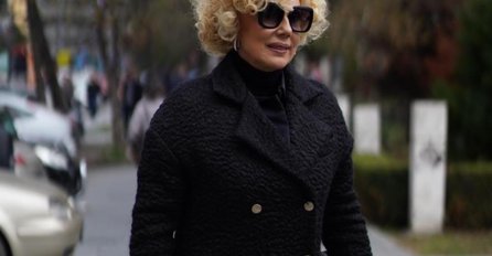 PRIJA I FILIP ZBOG KORONE OTKAZALI PROSLAVU KRŠTENJA SINA, A SAD JE LEPA BRENA SNIMLJENA ISPRED HRAMA: Šta joj je na glavi ? (FOTO)