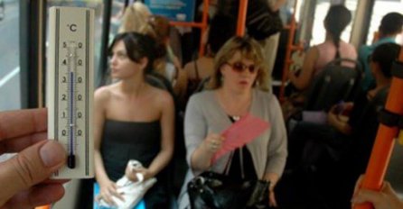 SLIKA IZ BEOGRADSKOG AUTOBUSA DO SUZA NASMIJALA SVE: Dvije djevojke su ušle u prevoz OVAKO OBUČENE, ali to nije ONO NAJGORE (FOTO)