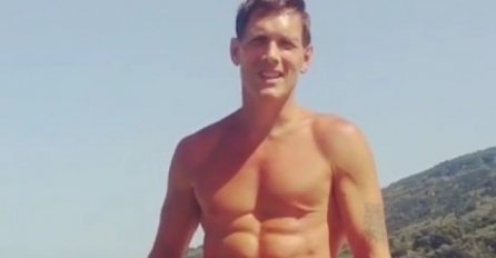 KAD LJUDI VIDE OVOG DEDU, NIKO NE VJERUJE DA IMA OVOLIKO GODINA: Kada izađe sa kćerkom, misle da joj je DEČKO, ima 7 unučadi, POGLEDAJTE SLIKE I POGODITE KOLIKO IMA GODINA