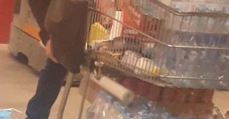 SRPSKI POLITIČAR SNIMLJEN KAKO PRAZNI RAFOVE PRODAVNICA I PUNI KOLICA! Pozvali su ga i pitali O ČEMU JE RIJEČ (FOTO)